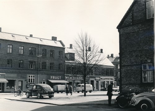 Lindetræet foran Tårnbys rådhus i 1961 - dengang det lå på Kastruplundgade. Foto: Tårnby Stads- og Lokalarkiv, B10288